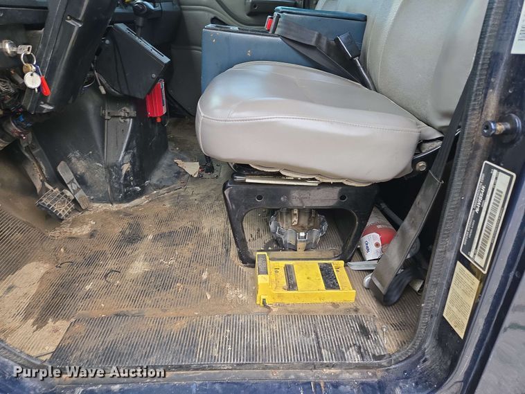 image for item EM7213 2001 International  4900 flatbed truck