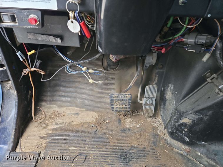 image for item EM7213 2001 International  4900 flatbed truck