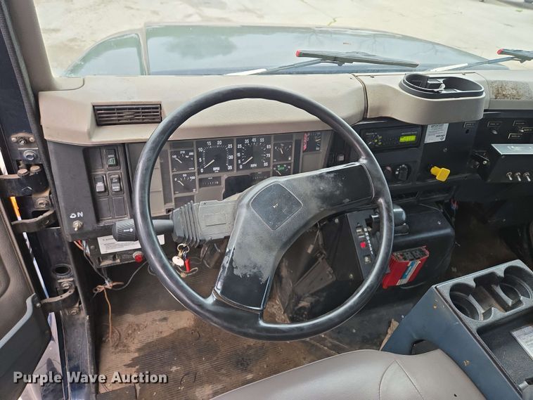 image for item EM7213 2001 International  4900 flatbed truck