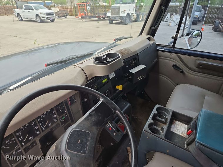 image for item EM7213 2001 International  4900 flatbed truck