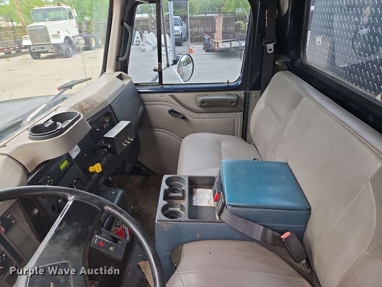 image for item EM7213 2001 International  4900 flatbed truck