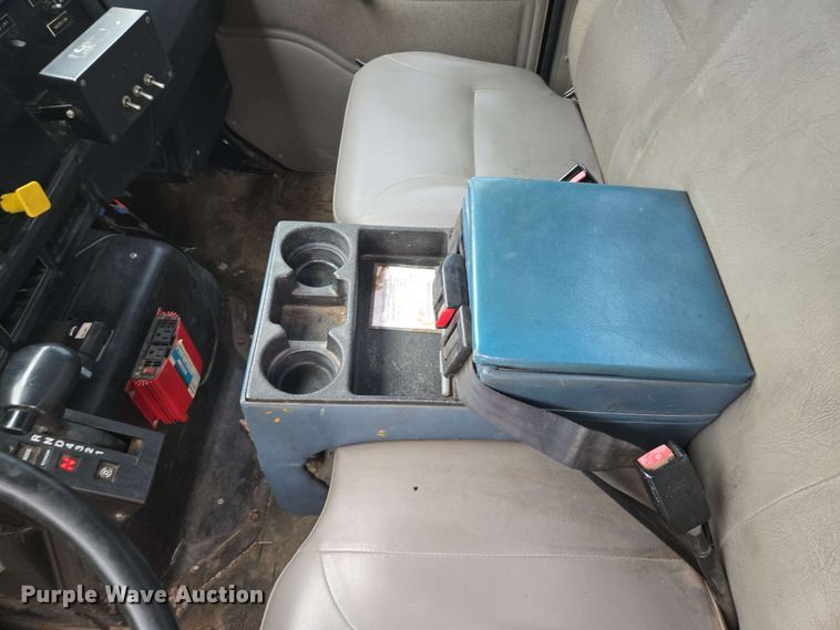 image for item EM7213 2001 International  4900 flatbed truck