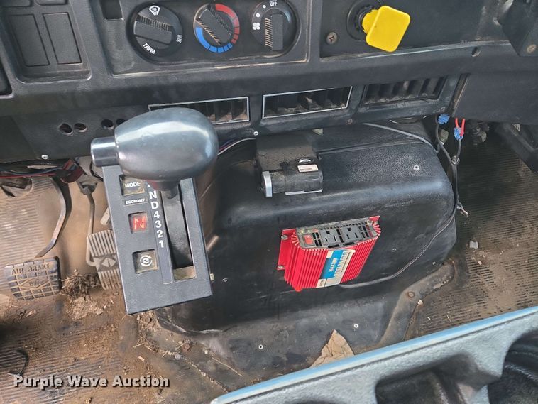 image for item EM7213 2001 International  4900 flatbed truck