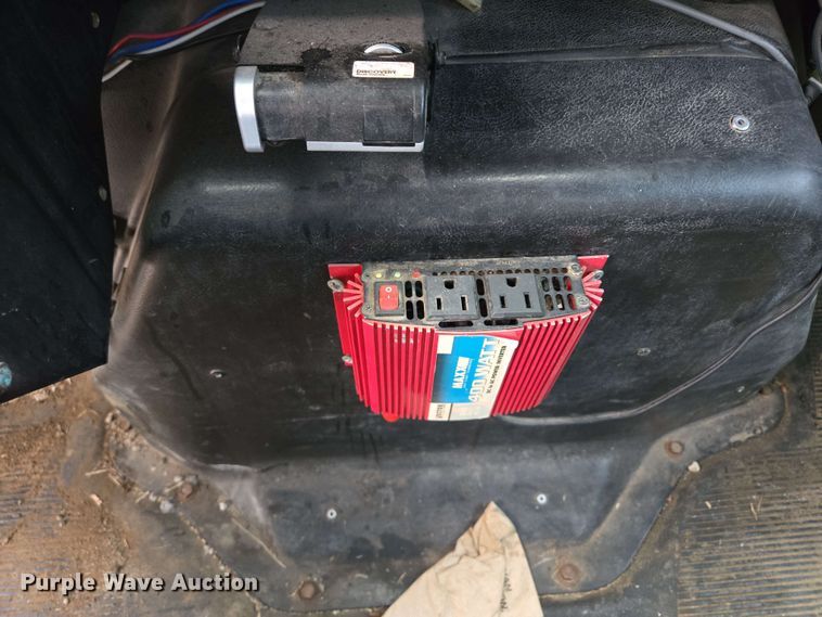 image for item EM7213 2001 International  4900 flatbed truck