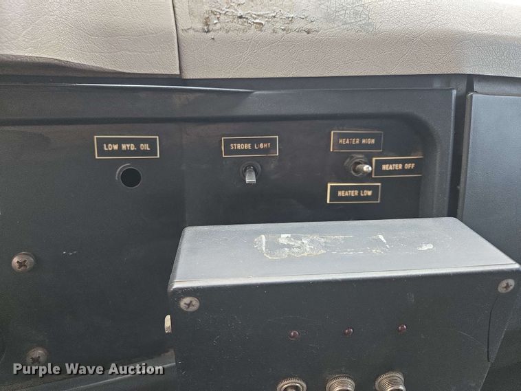 image for item EM7213 2001 International  4900 flatbed truck