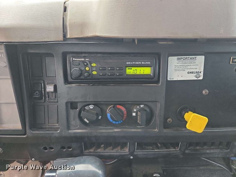 image for item EM7213 2001 International  4900 flatbed truck