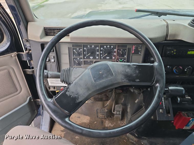 image for item EM7213 2001 International  4900 flatbed truck