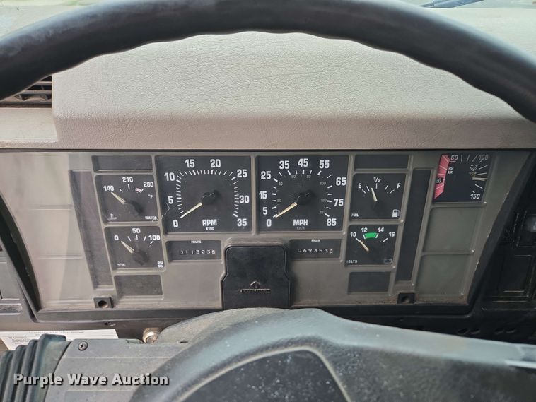 image for item EM7213 2001 International  4900 flatbed truck