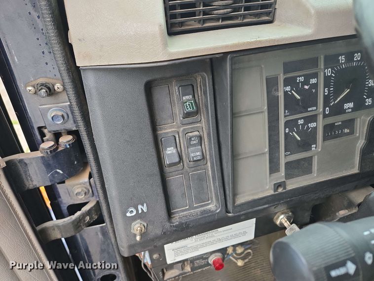 image for item EM7213 2001 International  4900 flatbed truck