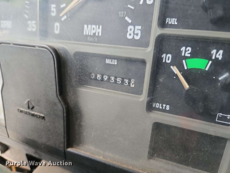 image for item EM7213 2001 International  4900 flatbed truck