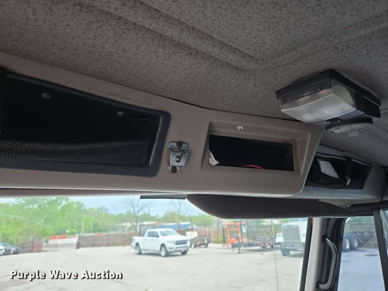 image for item EM7213 2001 International  4900 flatbed truck