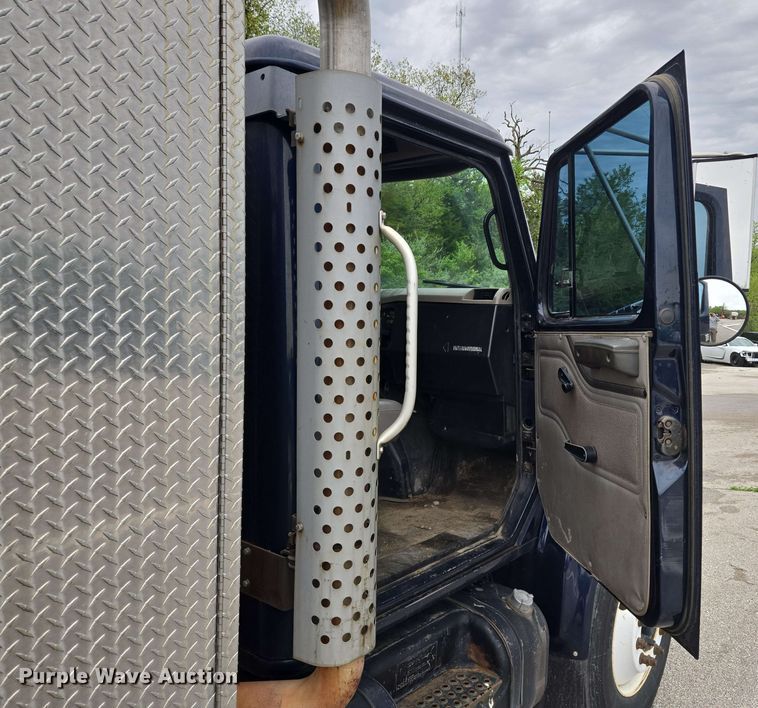 image for item EM7213 2001 International  4900 flatbed truck