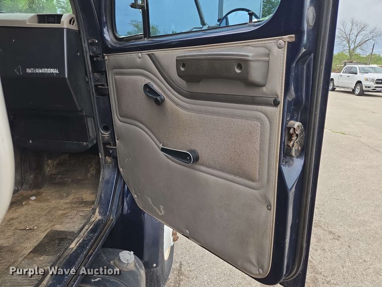 image for item EM7213 2001 International  4900 flatbed truck