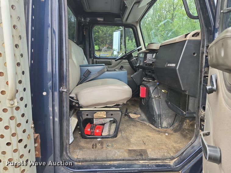 image for item EM7213 2001 International  4900 flatbed truck