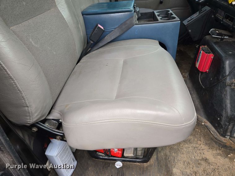 image for item EM7213 2001 International  4900 flatbed truck