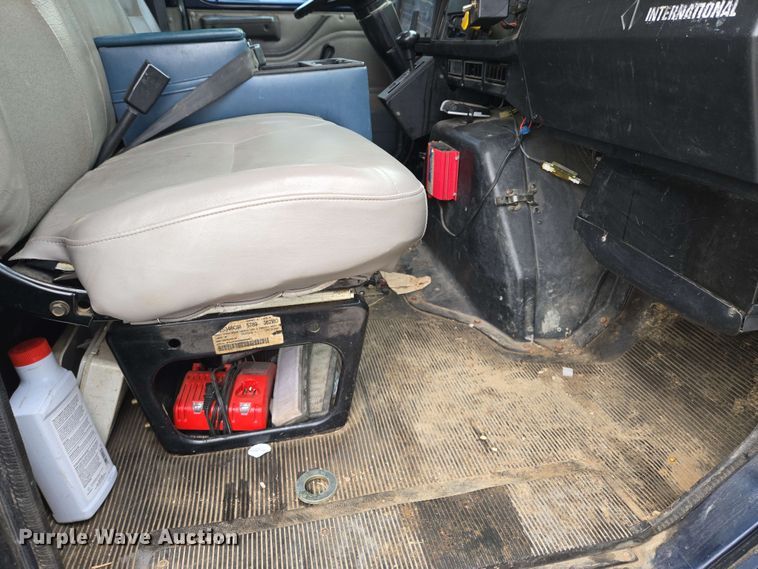 image for item EM7213 2001 International  4900 flatbed truck