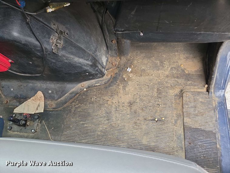 image for item EM7213 2001 International  4900 flatbed truck