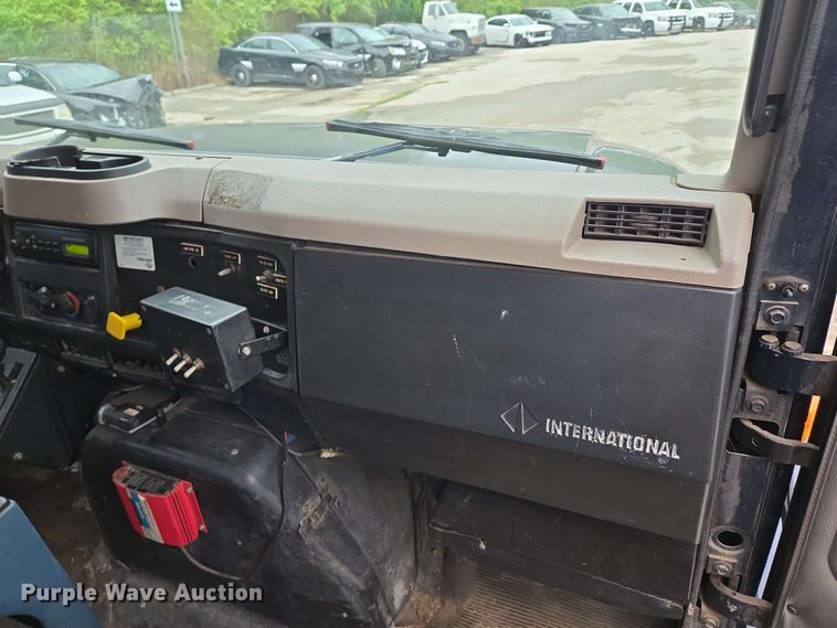 image for item EM7213 2001 International  4900 flatbed truck