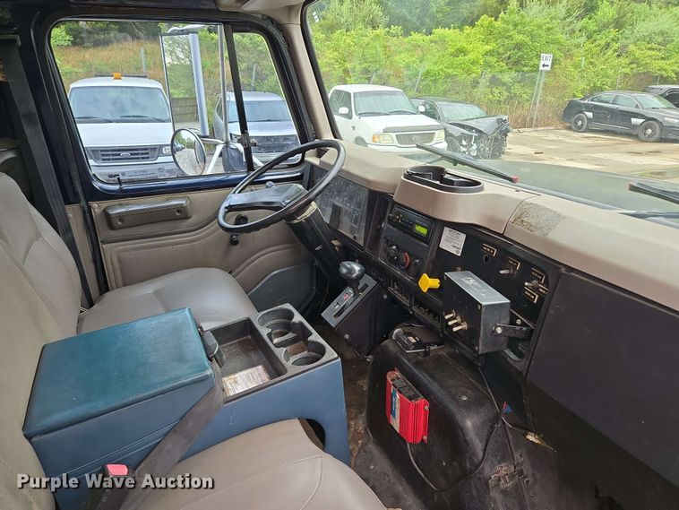 image for item EM7213 2001 International  4900 flatbed truck