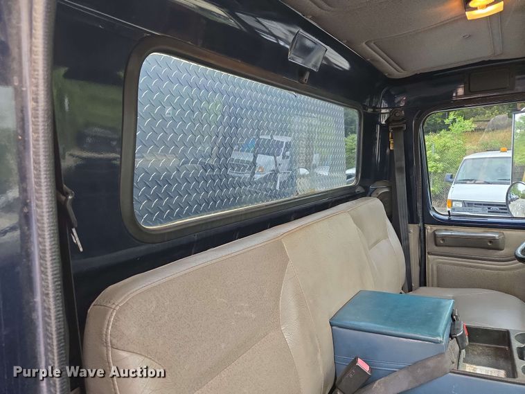 image for item EM7213 2001 International  4900 flatbed truck