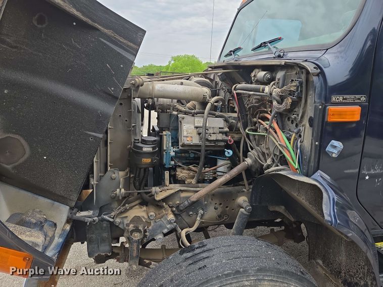 image for item EM7213 2001 International  4900 flatbed truck