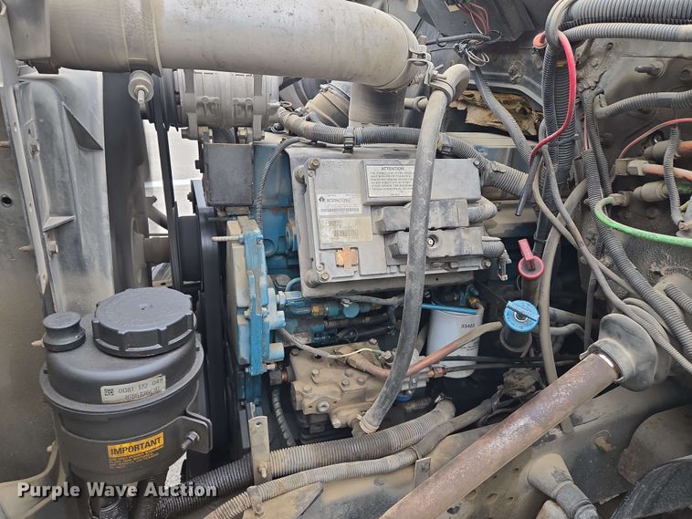 image for item EM7213 2001 International  4900 flatbed truck