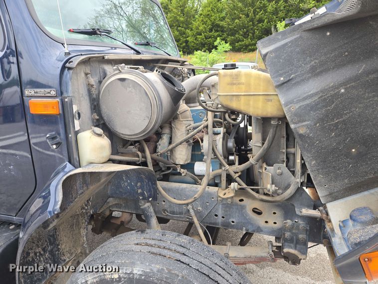 image for item EM7213 2001 International  4900 flatbed truck