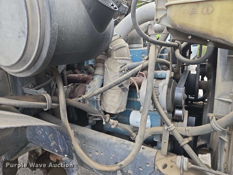 image for item EM7213 2001 International  4900 flatbed truck