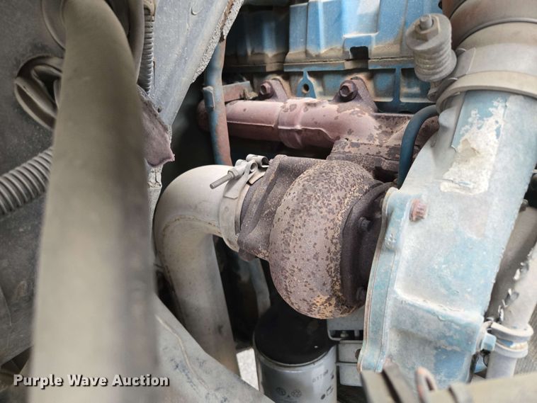 image for item EM7213 2001 International  4900 flatbed truck