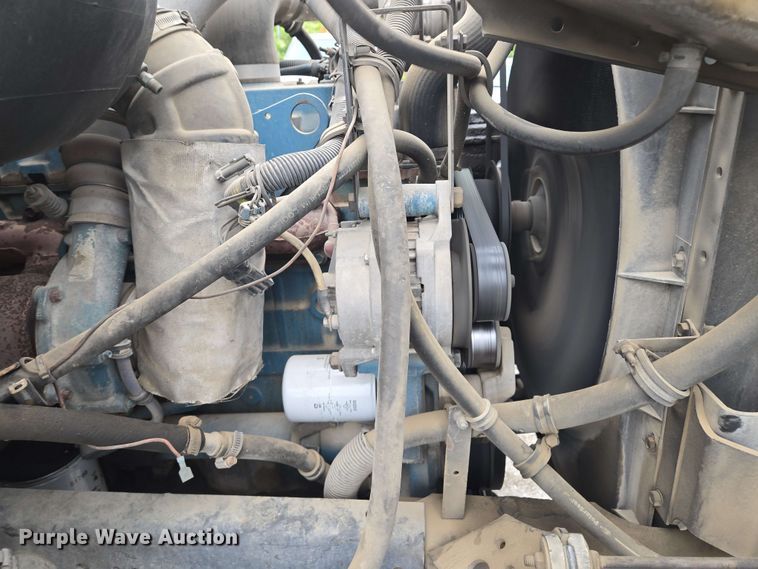 image for item EM7213 2001 International  4900 flatbed truck