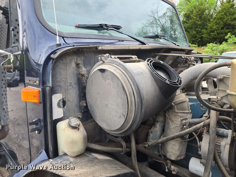 image for item EM7213 2001 International  4900 flatbed truck