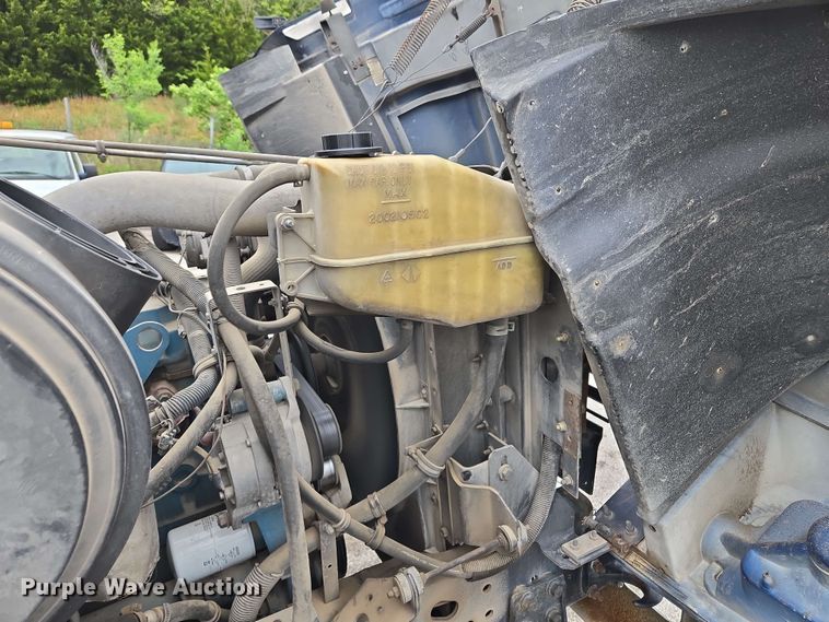 image for item EM7213 2001 International  4900 flatbed truck