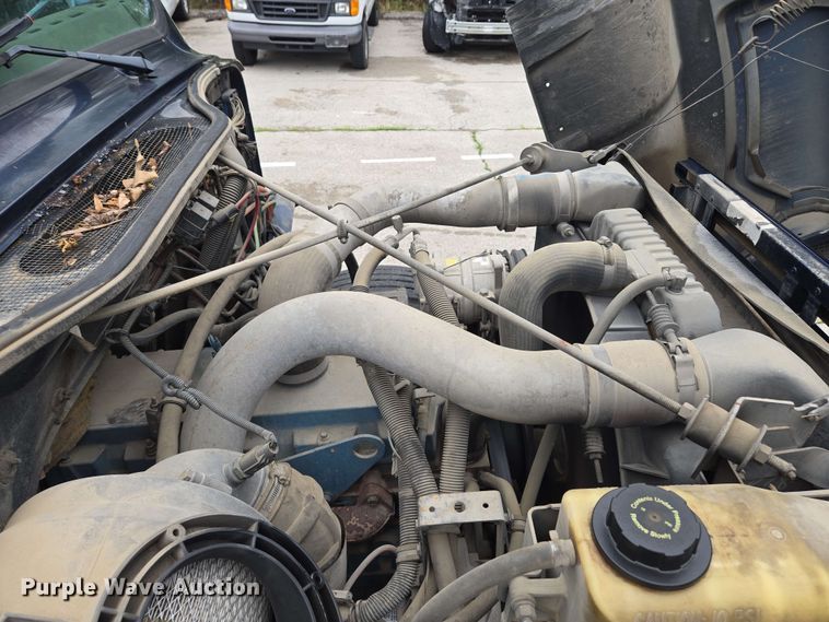 image for item EM7213 2001 International  4900 flatbed truck