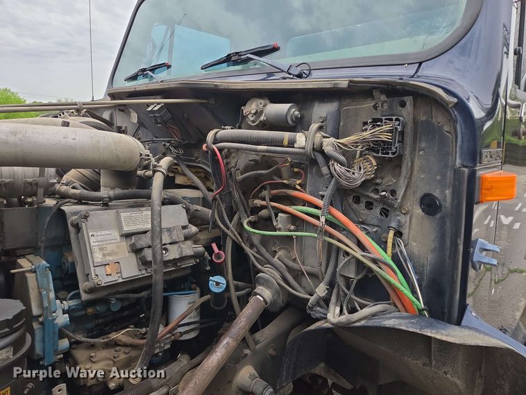 image for item EM7213 2001 International  4900 flatbed truck