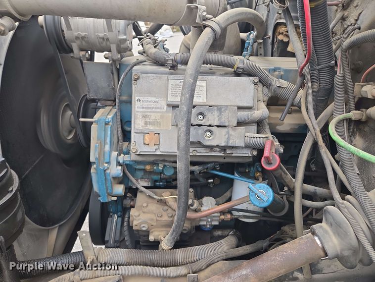 image for item EM7213 2001 International  4900 flatbed truck