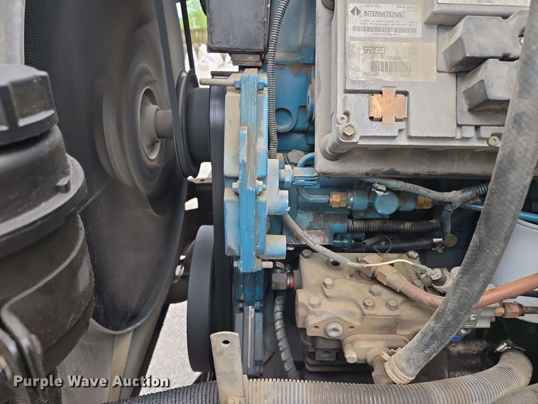 image for item EM7213 2001 International  4900 flatbed truck