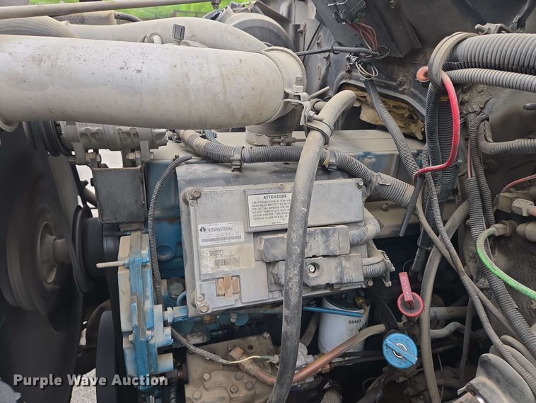 image for item EM7213 2001 International  4900 flatbed truck