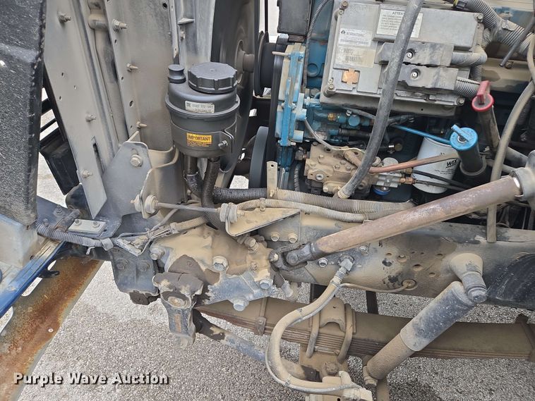 image for item EM7213 2001 International  4900 flatbed truck