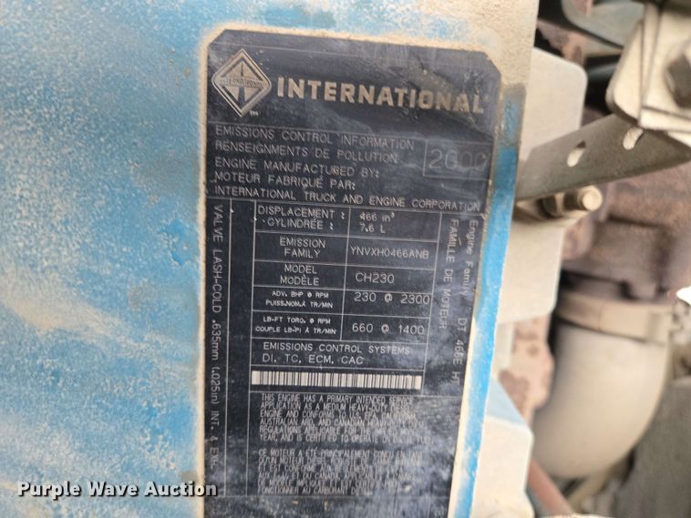 image for item EM7213 2001 International  4900 flatbed truck