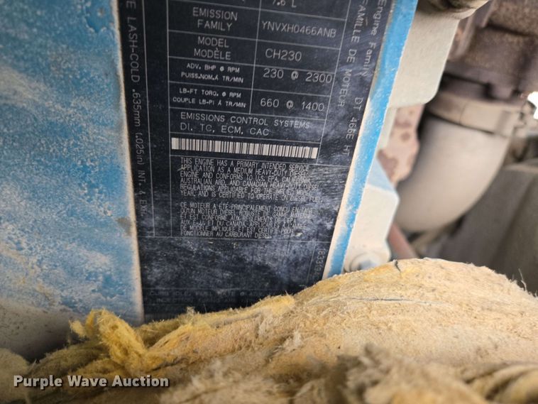 image for item EM7213 2001 International  4900 flatbed truck