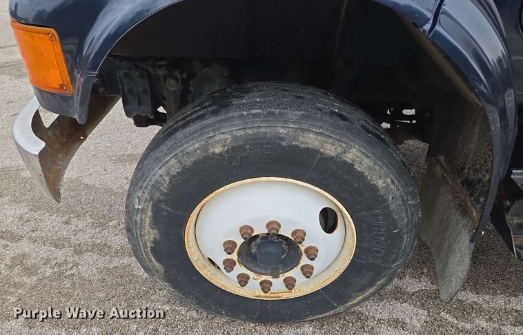 image for item EM7213 2001 International  4900 flatbed truck