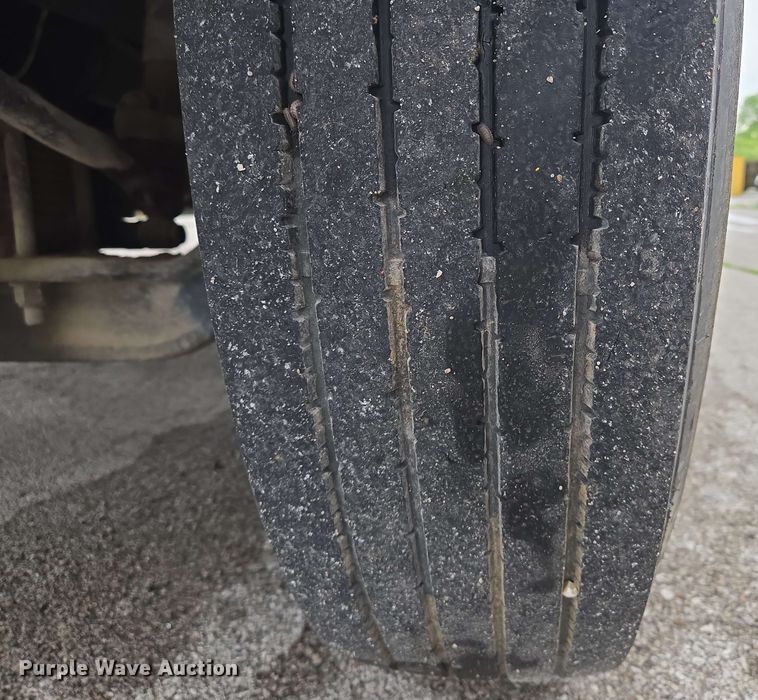 image for item EM7213 2001 International  4900 flatbed truck