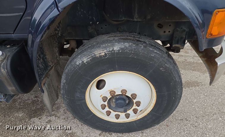 image for item EM7213 2001 International  4900 flatbed truck