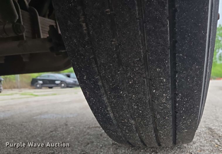 image for item EM7213 2001 International  4900 flatbed truck