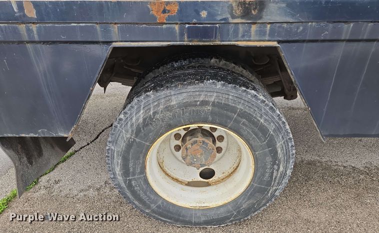 image for item EM7213 2001 International  4900 flatbed truck