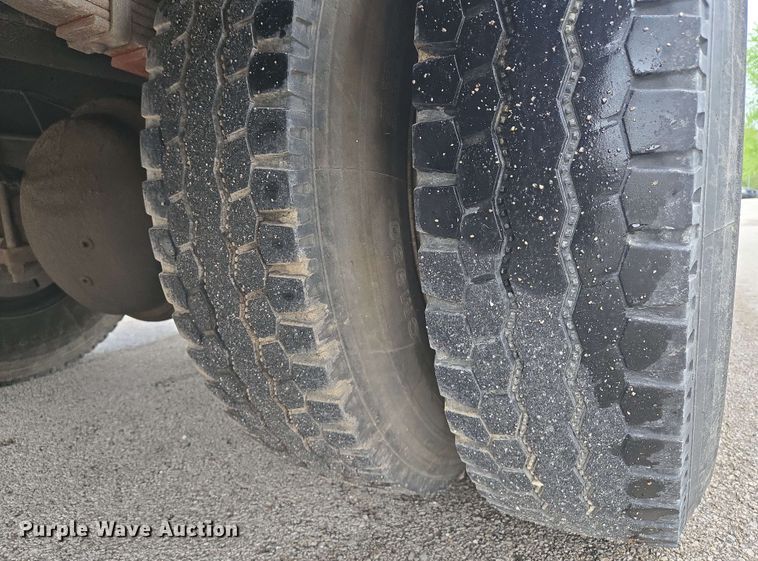 image for item EM7213 2001 International  4900 flatbed truck