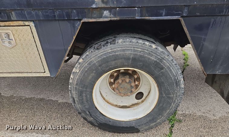 image for item EM7213 2001 International  4900 flatbed truck