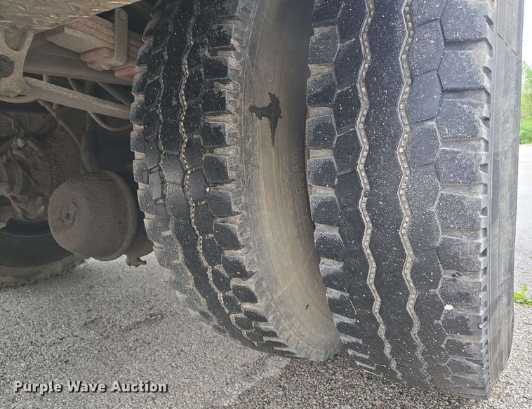 image for item EM7213 2001 International  4900 flatbed truck