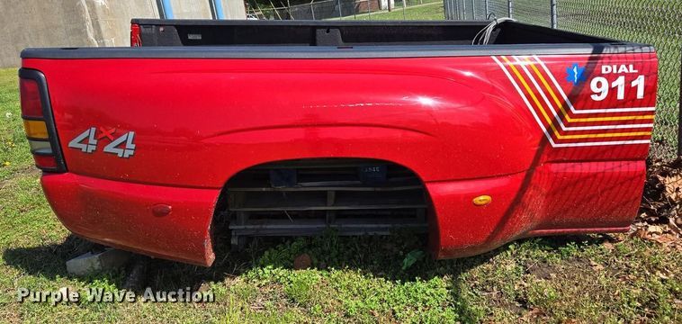 image for item EN3574 Pickup truck bed and camper shell