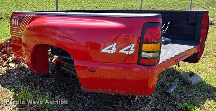 image for item EN3574 Pickup truck bed and camper shell